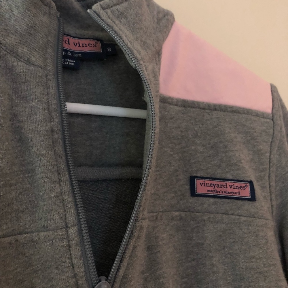 Light gray/pink vineyard vines pullover sweatshirt